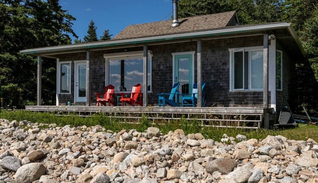 Abby's Beach House - Ocean and lakefront Cottage