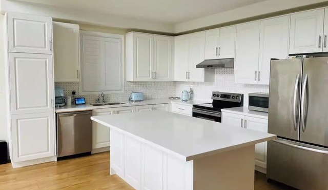 Absolutely Stunning prestigious Penryn golf & country club Lake Ontario facing