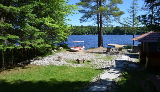 Adorable family lakefront Cottage On Quiet lake in Muskoka