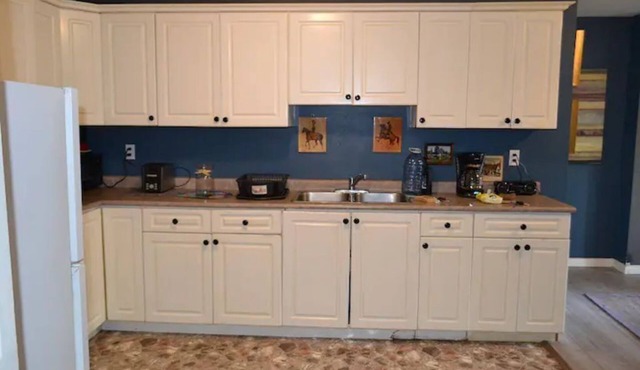Adorable spacious 1 bdrm suite