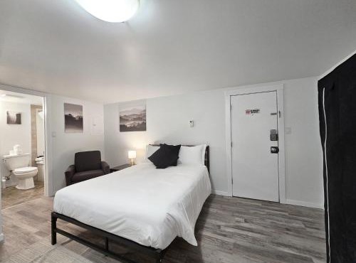 Affordable Double Bed Parking Downtown A plus WiFi