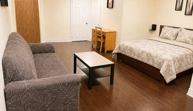 Affordable Spacious Private Suite| Ensuite Bath | Free Parking | Pearson Airport