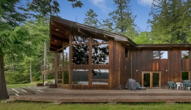 Ainslie Cove: Waterfront Family Vacation Home On Pender Island, BC