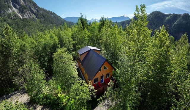 Akira Lodge - Alpha Mountain Lodging + Sauna