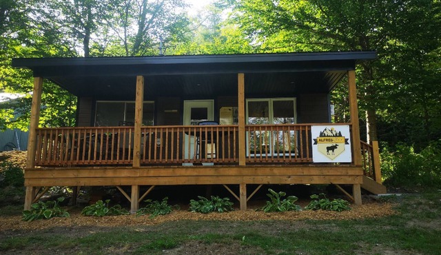 Alfred's Shack: Cozy chalet for 4, with BBQ, A/C, WiFi, and pet-friendly.