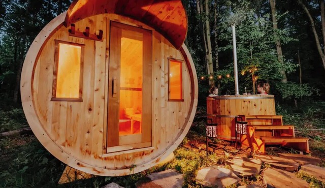 All Season Tiny Home in Forest with Sauna, Hot Tub & Wifi