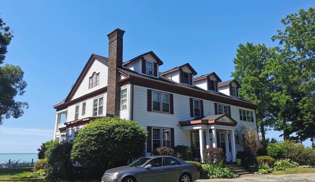 "Alma Villa - Historic Lakefront Mansion w/Hot Tub"