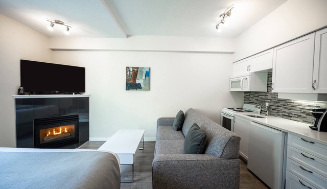 Alpenglow Lodge Sunny Studio with Sitting Area by MVA