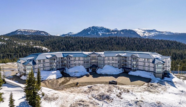 Alpine Escape: Ski-In/Ski-Out Condo with Stunning Mountain Views