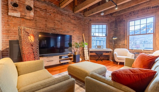 Amazing Downtown Location. Sleeps 7. Dog Friendly