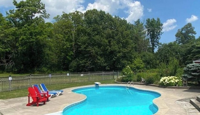 Amazing Estate Property in Peterborough for the ultimate vacation experience!