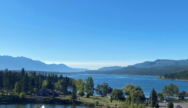 Amazing lake view, steps to Kinsmen Beach & Invermere restaurants & amenities!
