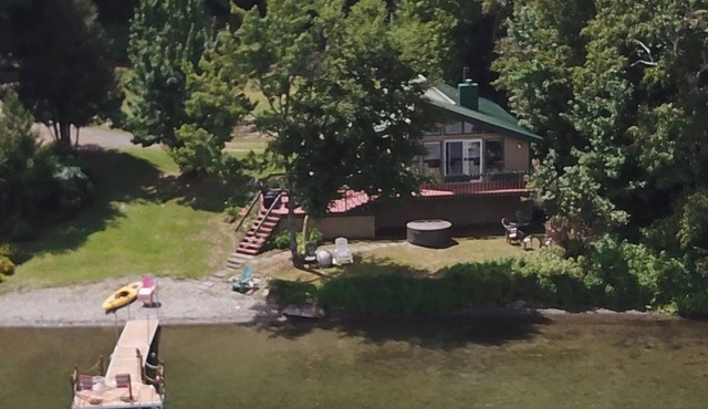 Amazing lakeside cottage, stunning view & Sunsets!