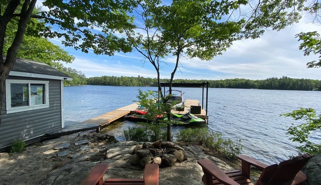 Amazing Muskoka lakeside log home for 2 families (pet friendly!)