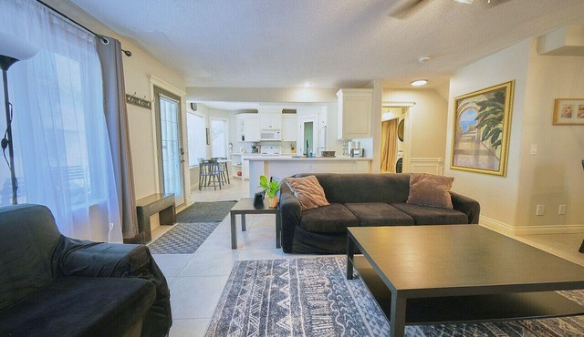 Arbour Lake 3BR2BA Family Retreat w/Hot Tub, Games Room, BBQ, Yard C-Air — Sleeps 8