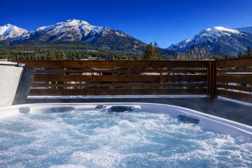 Aurora Lights - Luxe Townhouse Private Hot Tub