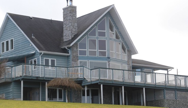 Azure Blue Beach House ~*~ Telegraph Cove B.C.