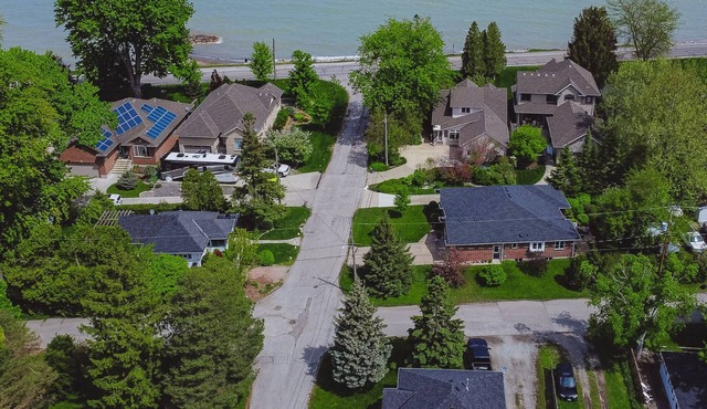Bay Breeze Cottage - Steps from Lake Huron