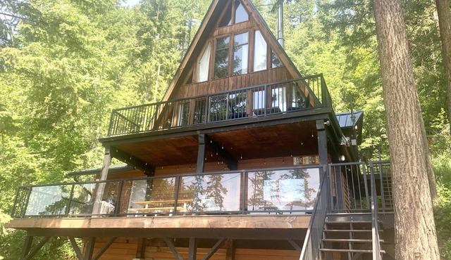 Bayside Estate - Semi-Waterfront - Shuswap Vacations & Sledding Accommodation