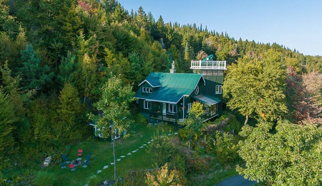 Beautiful rustic chalet with a tower and spectacular view. A spa and veranda open all year round.