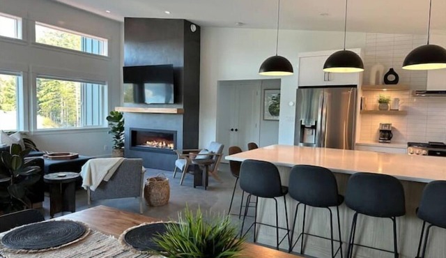 Beachview Retreats - Suite A&B - Luxury home with view, hot tub, and pool table