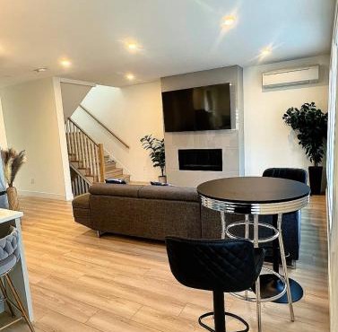 Bear Mountain Victoria Luxury 4BR Home 6 to 10 Guests