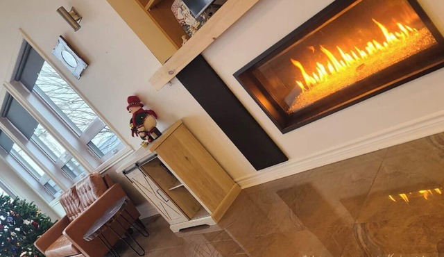 Beautiful spacious river view house, direct access to regional park