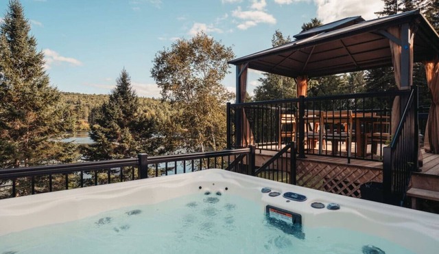 Beautifull Lakefront with Spa.