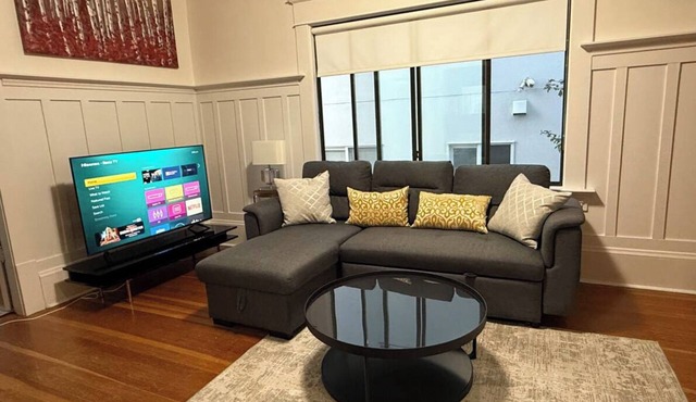 Beautiful 2 bed 1 bath in heritage house