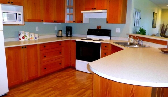Beautiful 2 BR Suite Between Victoria and Sidney
