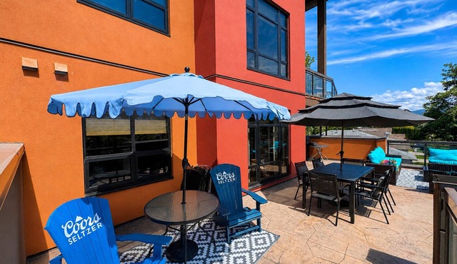 Beautiful 3 Bedroom, 2 Bathroom Condo in Kelowna. Huge Corner Balcony!