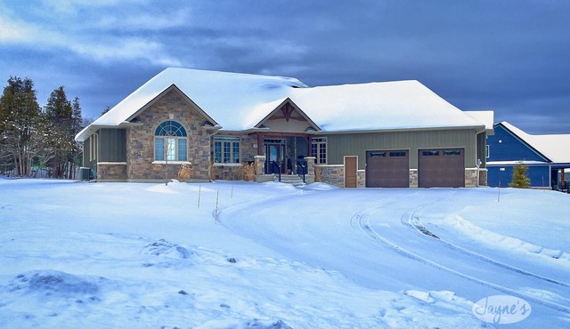Beautiful 5 Bed, 5 Bath House in Thornbury! Amazing Location! Level Land!