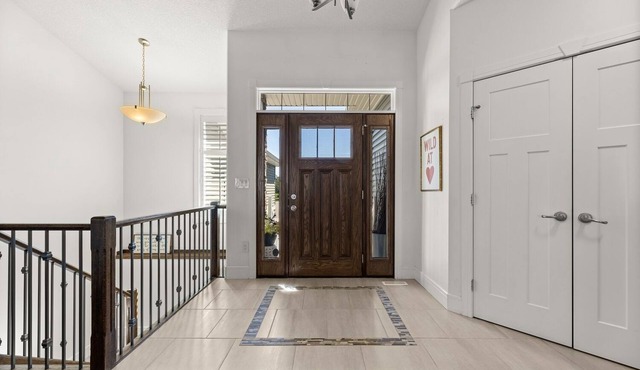 Beautiful 5 bedroom home in Central Albertan45 minutes from YYC
