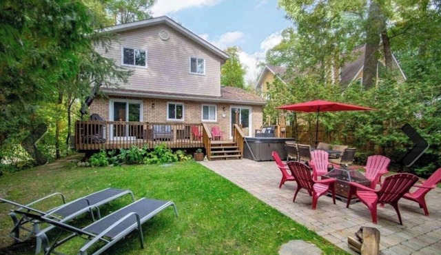 Beautiful All Season Cottage with a Hot Tub