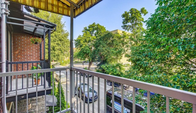 Beautiful apartment. Very safe neighborhood. Close to public transportation and amenities.