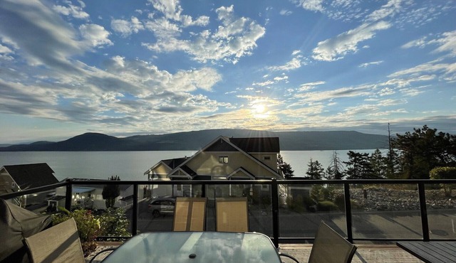 Beautiful Beach Vibe Lake Cottage, Spectacular View, Big Deck & Private Hot Tub