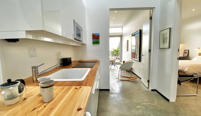 beautiful bright cozy suite, 5 min from beach
