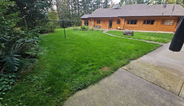 Beautiful Cozy Log House. Rancher style, sleeps 8 people comfortably.