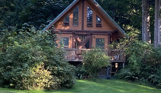 Beautiful cabin on the Tsolum River. 5 minutes to Courtenay or Comox