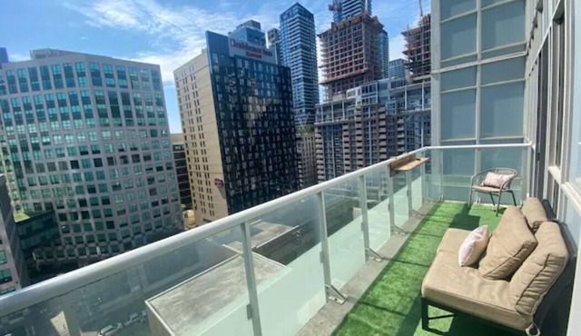 Beautiful Condo with Gym, Rooftop Pool + Private Patio!
