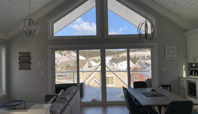 Beautiful cottage close to pool, hot tubs and playground, Mansion