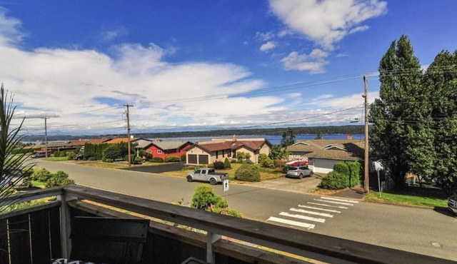Beautiful guest home w/ ocean views, covered patio, fire pit