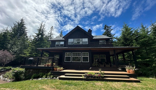 Beautiful House on Bowen Island. Pets Welcome!