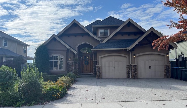 Beautiful House perfect for multi-family vacationers. Pool/Hot-Tub!