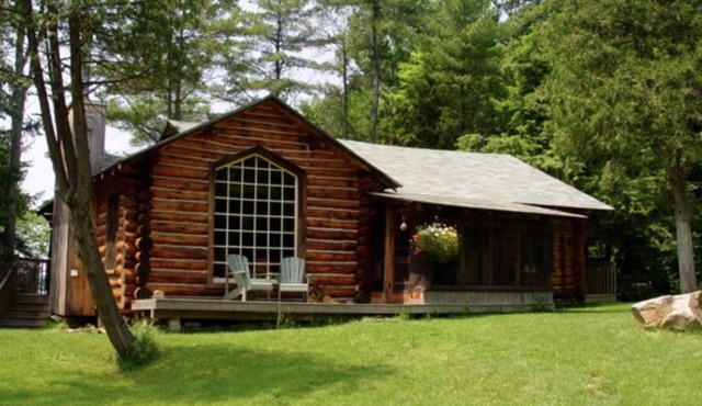 Beautiful Lake Muskoka Log Cabin