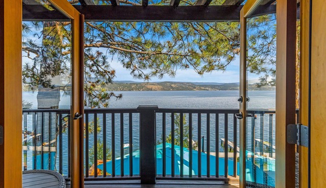 Beautiful Lakefront Cottage Kelowna