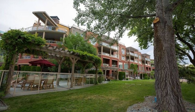 Beautiful LAKESIDE RESORT CONDO - Okanagan Lake