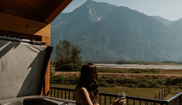 Beautiful Mountain Views 2 bedroom, 2 bathroom chalet w/private hot tub nn
