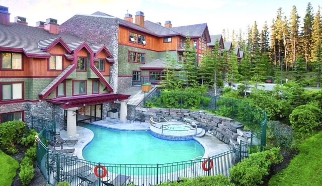 ⭐️Beautiful Mountain View’s/Heated Outdoor pool⭐️Hot tub⭐️, Luxury 1BR Condo