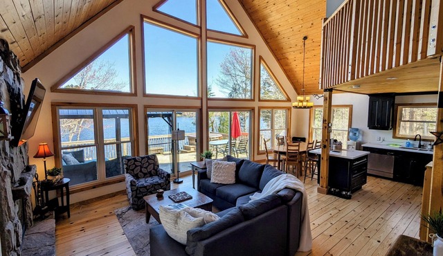 Beautiful Muskoka Cottage. Hot tub. Privacy. Stunning Views. Sandy Beach.